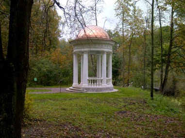 Горбатый мостик и беседка «Храм Аполлона» Горбатый мостик и беседка «Храм Аполлона»