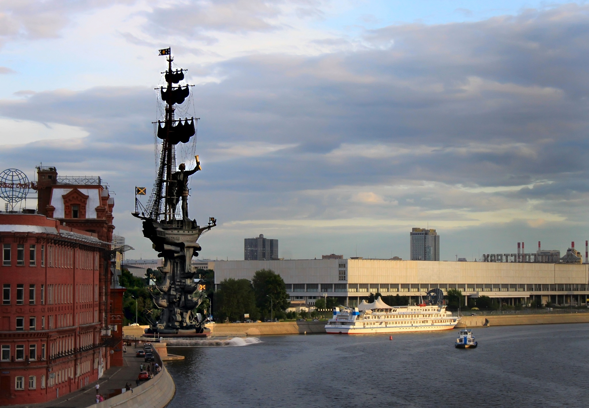 Памятник петру 1 в москве на москве реке