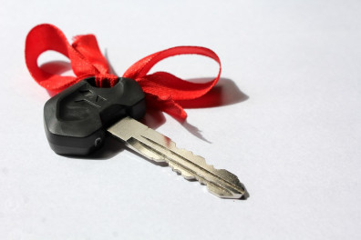 rozygrysh-pyati-avtomobilej