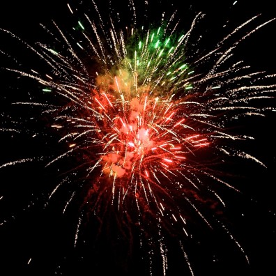 салют на день города