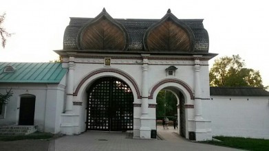 Спасские (Задние) ворота со Стрелецкими караульнями Спасские (Задние) ворота со Стрелецкими караульнями