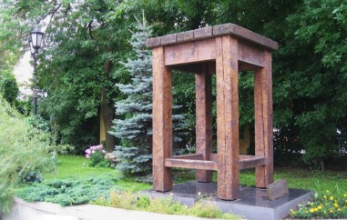 памятник - табурет