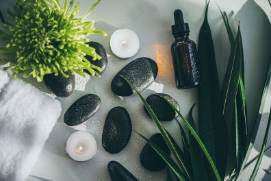 flatlay-relax-rocks-plants